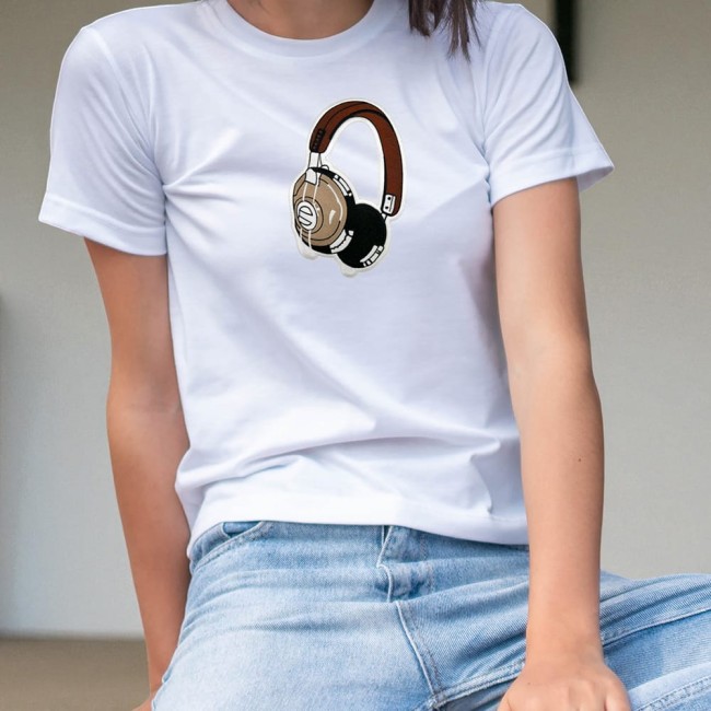 Casque audio brodé qui customise un t-shirt