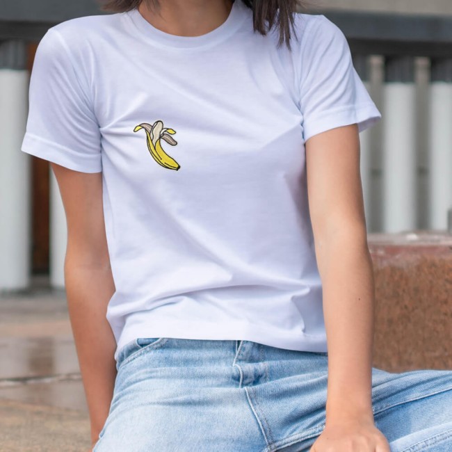 Patch banane sur un t-shirt blanc
