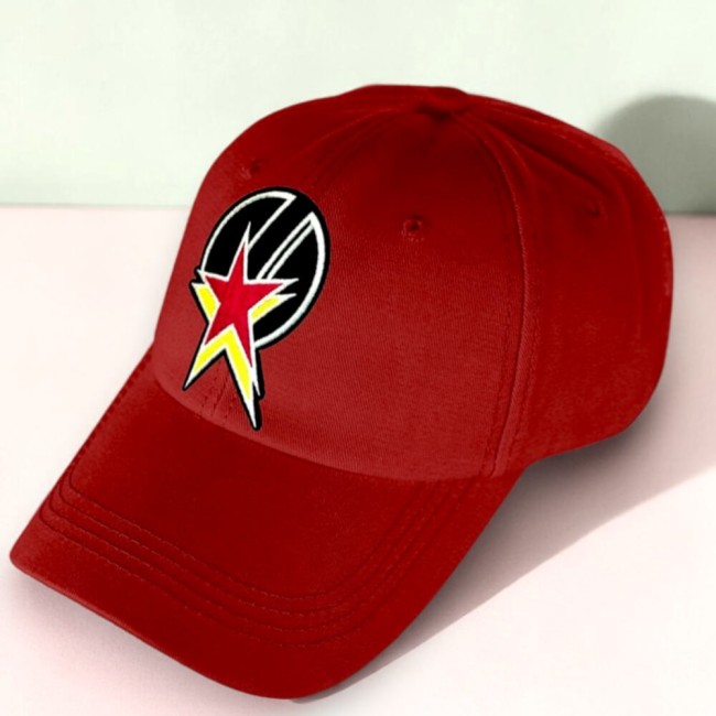 Patch étoile rouge et jaune sur une casquette rouge