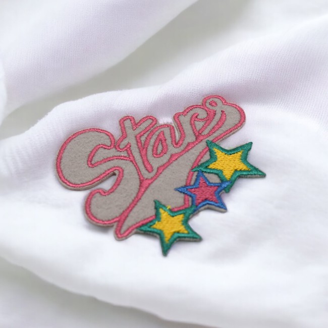 Patch Stars brodé posé sur tissu blanc
