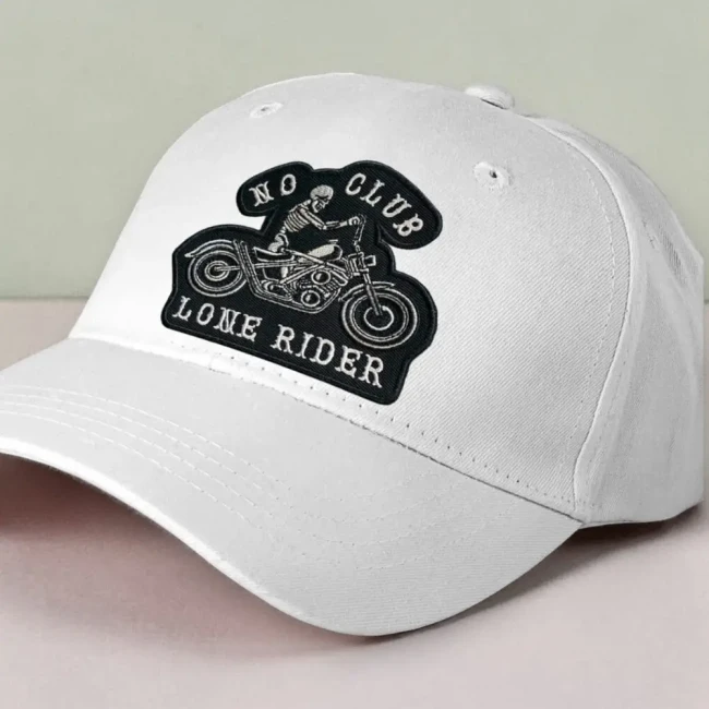 Ecusson No Club Lone Rider posé sur une casquette blanche Patch thermocollant lon rider sur une casquette