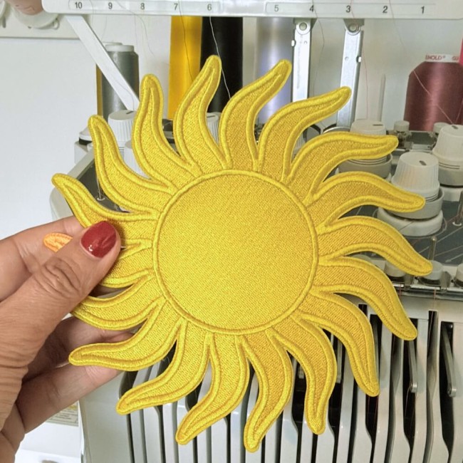 Patch soleil jaune thermocollant en gros plan