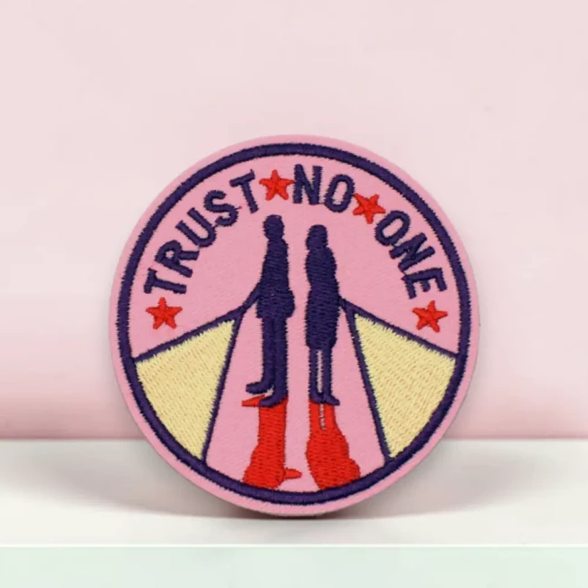 Patch brodé « Trust No One »