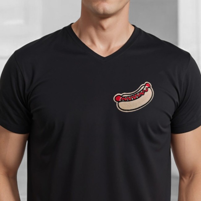 Écusson hot-dog brodé esprit diner américain  sur un tee-shirt noir 