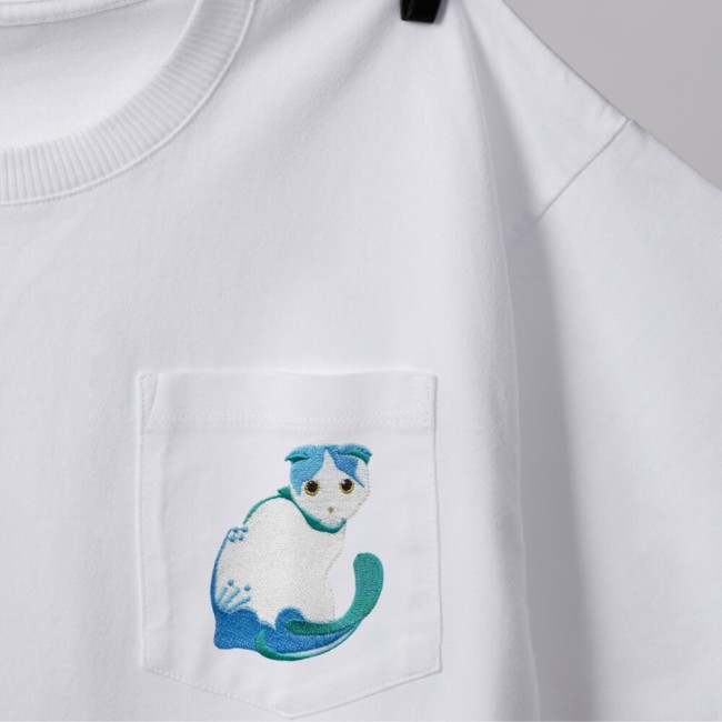Patch brodé chat bleu thermocollant sur poche de t-shirt blanc