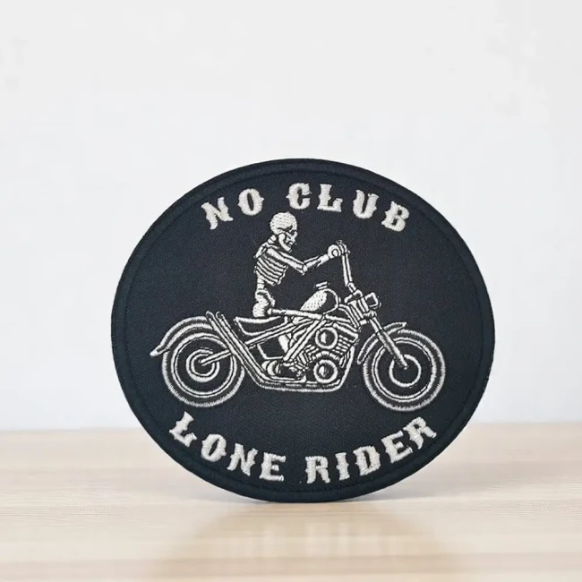 Écusson thermocollant biker No club gris Patch biker No Club Lone Rider en beige et gris