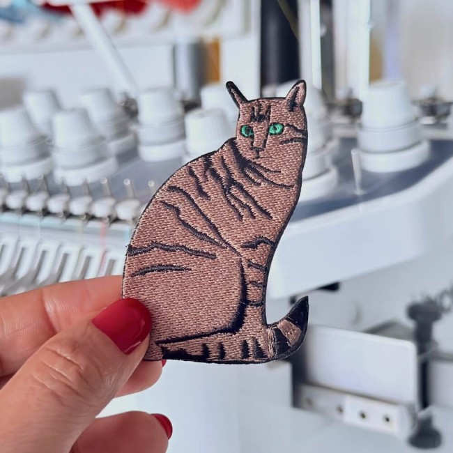 Fabrication du patch chat rayé dans l'atelier Saperlipopette, broderie machine sur tissu sergé