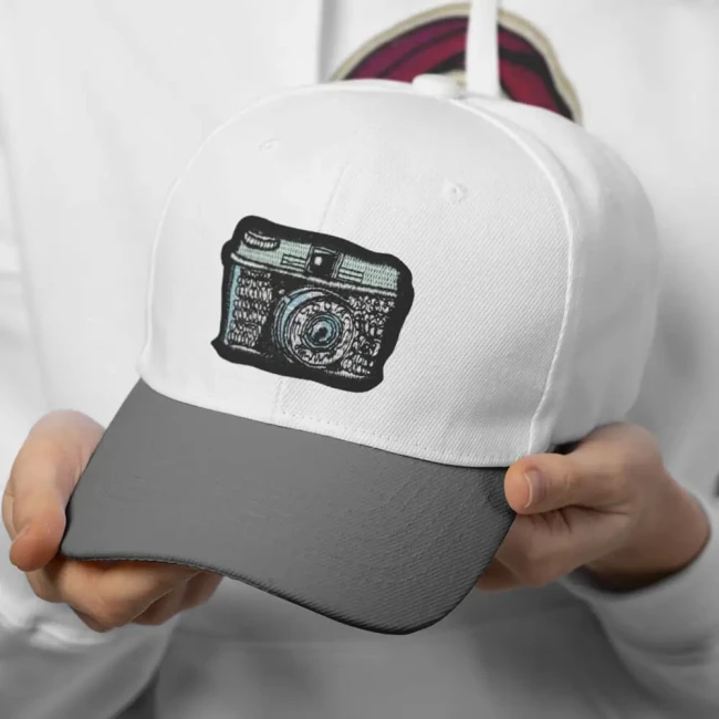 Patch thermocollant vintage pour une customisation rétro Patch brodé appareil photo rétro présenté sur une casquette