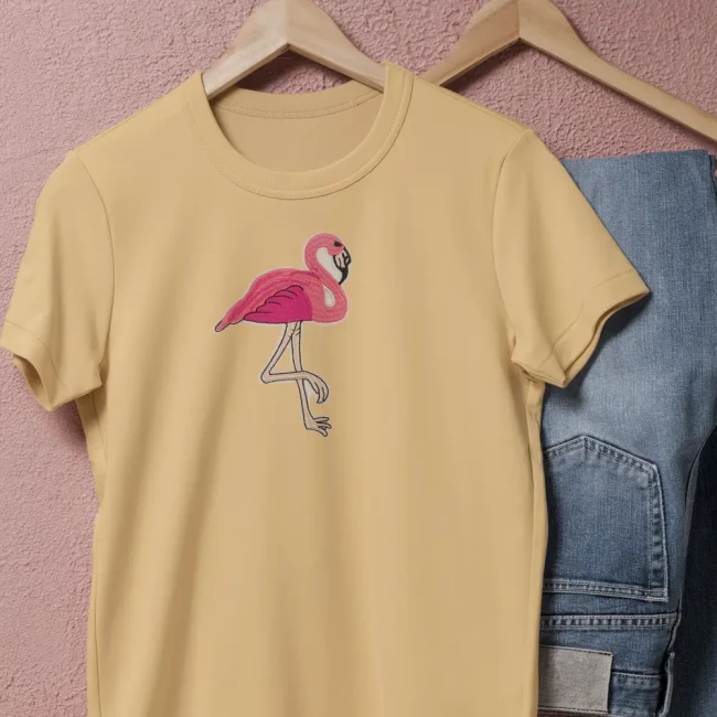 Tee-shirt customisé avec le patch flamant rose Patch brodé flamant rose sur un tee-shirt