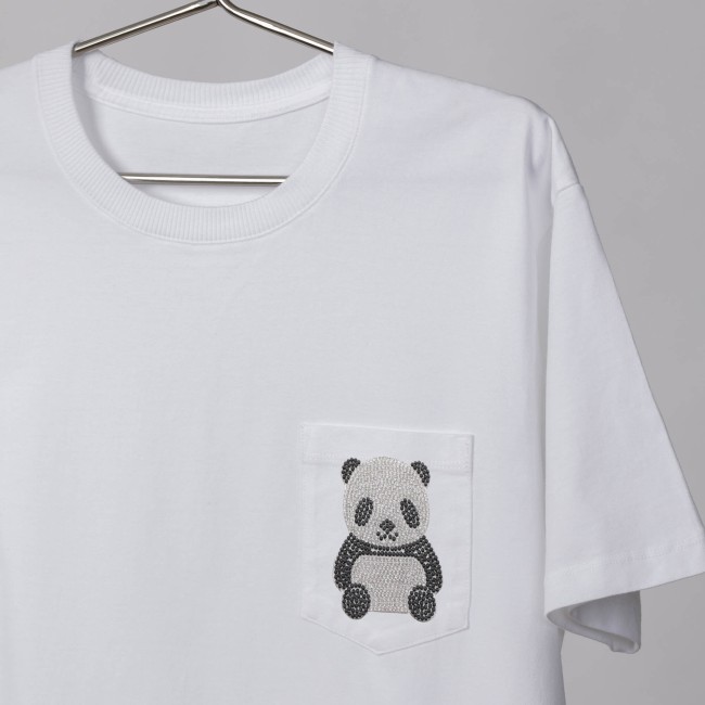 Ecusson panda sur un tee-shirt Patch panda en strass qui customise un t-shirt blanc