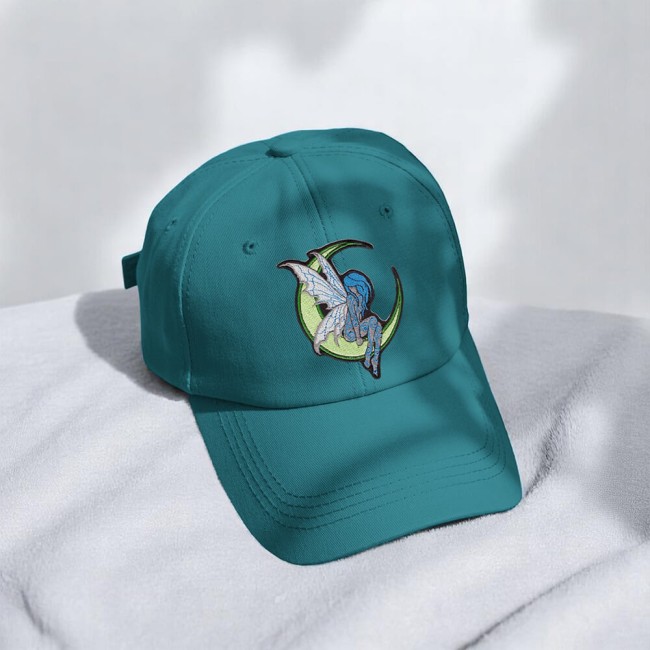 Casquette customisée avec un patch brodé fée