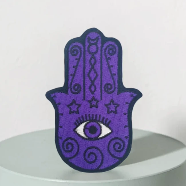 Version violette de l'écusson thermocollant Hamsa contre le mauvais œil Patch brodé Hamsa Main de Fatma violet