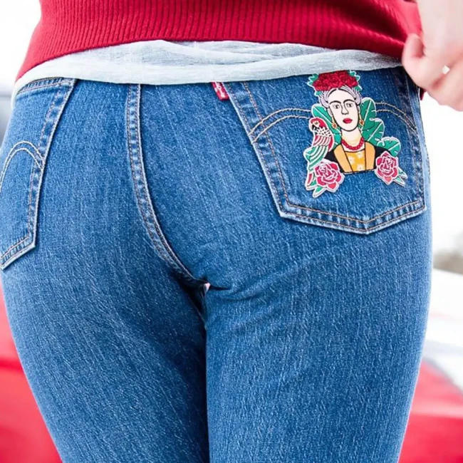 Customisation du patch frida sur la poche d'un jean écusson Frida Kahlo sur un pantalon en jean. Idée de customisation sur la poche arrirère