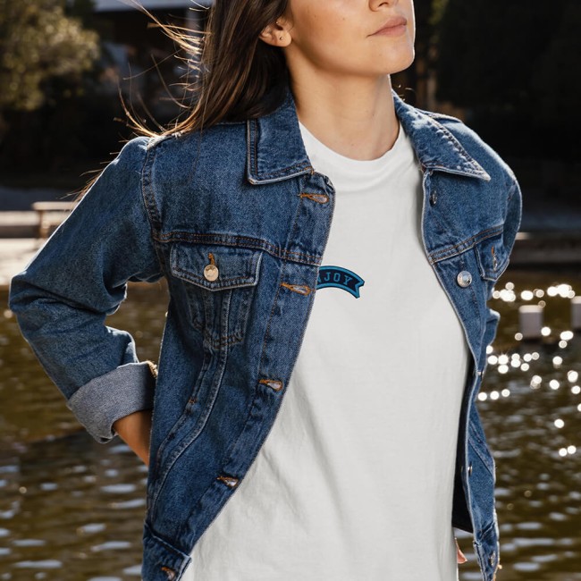 Écusson prénom style rétro personnalisé sur un tee-shirt porté par une femme