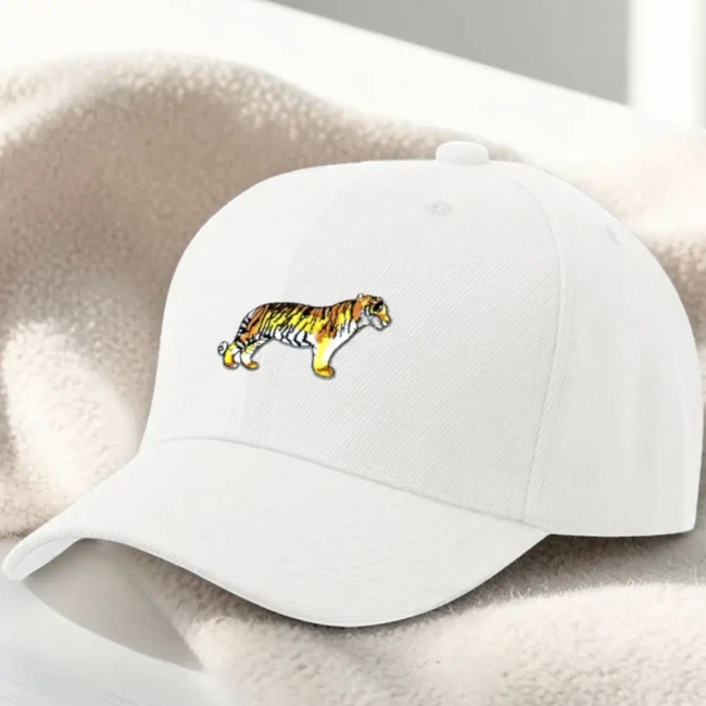 Écusson tigre sur casquette blanche Patch tigre brodé posé sur une casquette blanche