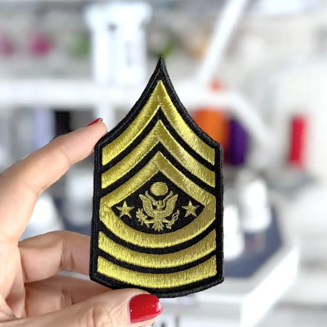patch noir et doré brodé avec fil métallique certifié Oeko-Tex