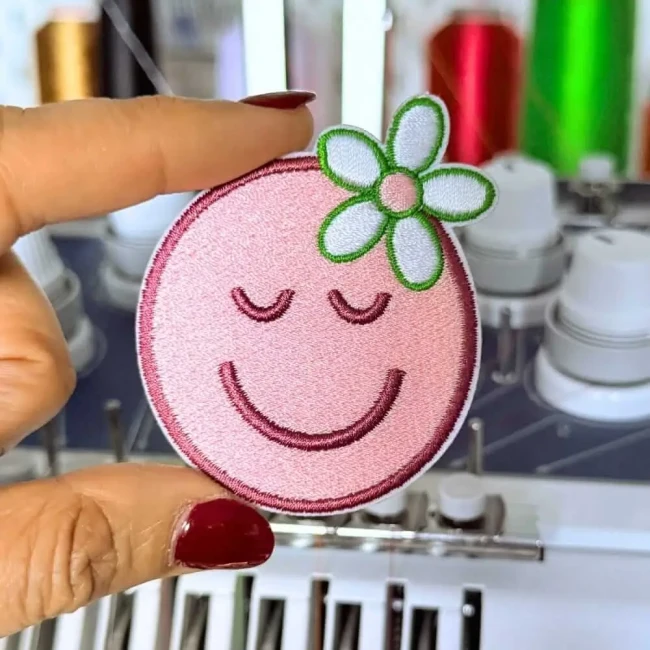 Zoom sur la broderie fleur blanche brodé dans mon atelier