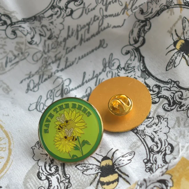 Pin’s Save the Bees sur un tissu