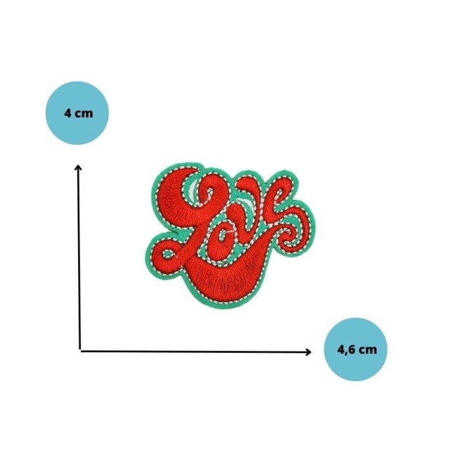 Taille du patch LOVE brodé mesurant 4,6 cm x 4 cm