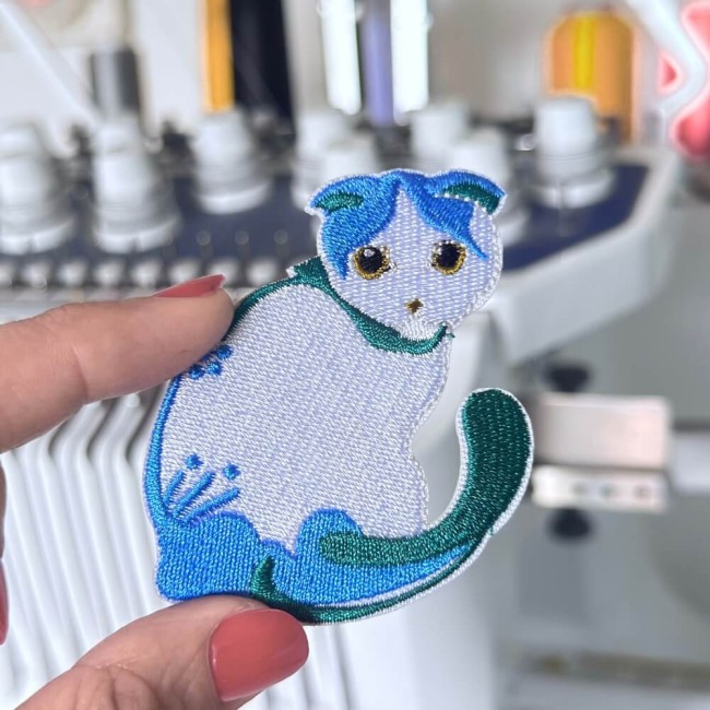 Fabrication du patch chat brodé dans l'atelier Saperlipopette, broderie machine sur tissu sergé