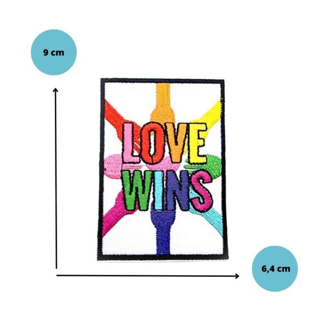 Mesures du patch brodé LOVE WINS (9 x 6,4 cm)