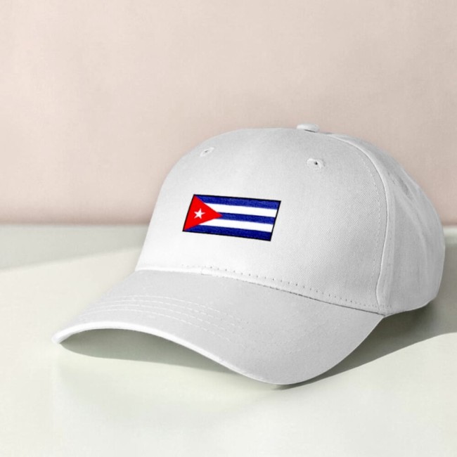 Idée de customisation avec le patch Cuba sur une casquette Écusson du drapeau cubain rectangulaire sur une casquette blanche