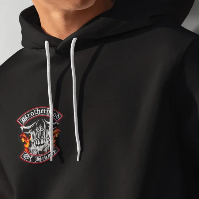 Idée de placement du patch biker sur un sweat Patch Brotherhood of Bikers placé sur un sweat noir