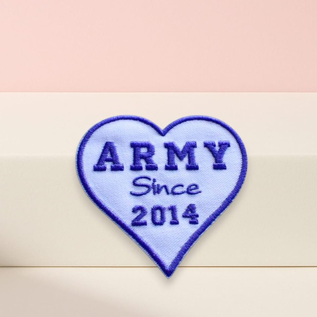Patch ARMY BTS thermocollant, verso prêt à coller Patch ARMY BTS bannière 8,2 cm, personnalisation de l’année, fond violet.