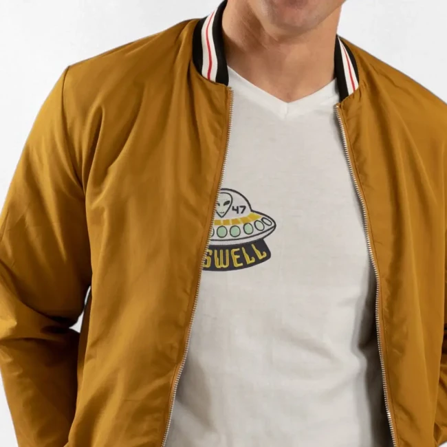 Patch Alien dans une soucoupe avec l’inscription “Roswell 1947” posé sur un tee-shirt homme Écusson brodé alien UFO Roswell 1947