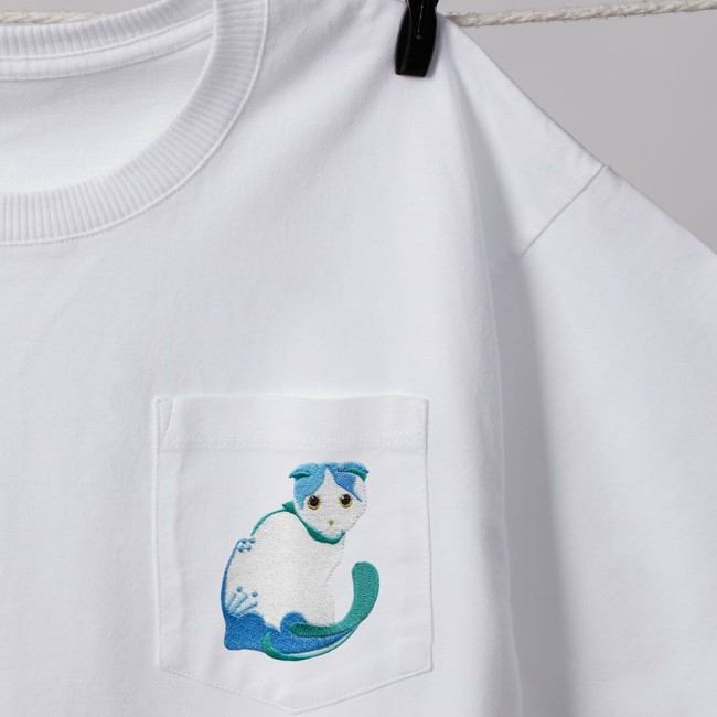 Patch brodé chat bleu thermocollant sur poche de t-shirt blanc