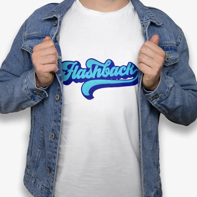 Patch brodé FLASHBACK posé sur un t-shirt homme porté par un homme 