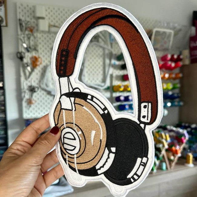 Zoom patch écouteur vintage dans mon atelier