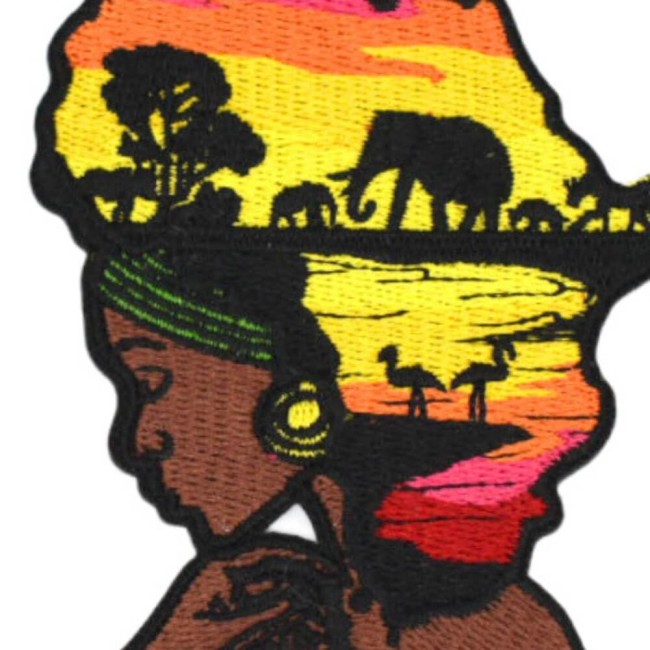 Zoom sur le patch brodé femme africaine. Coiffe représente le continent africain