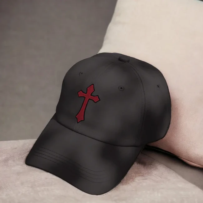 Patch croix gothique rouge posé sur une casquette noire Customisation du patch brodé de fil mtallique rouge sur une casquette