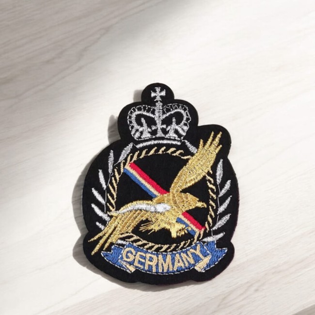 Patch brodé aigle Germany avec couronne et blason noir mesurant 7,5 x 6 cm Blason brodé avec aigle en plein vol et couronne royale