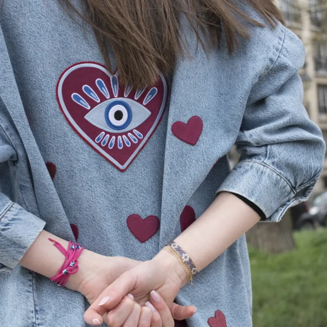 Idée de customisation du patch coeur avec oeil protecteur sur un tee-shirt éusson brodé oeil symbolique sur un vêtement