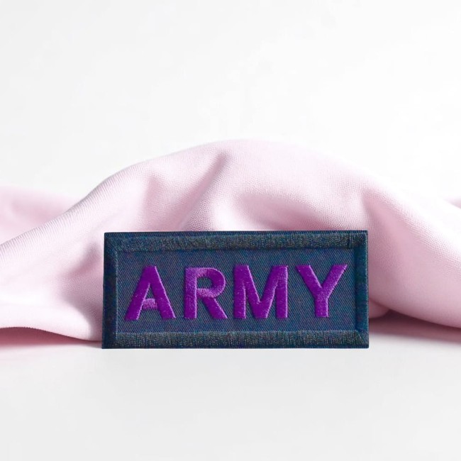 Ecusson ARMY BTS noir pourpre brodé 