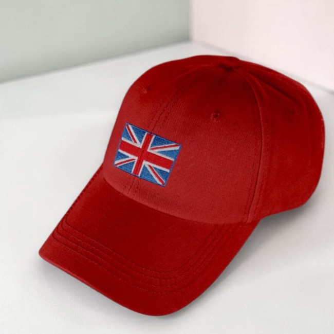 Patch thermocollant Union Jack posé sur une casquette rouge