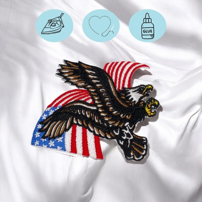 Détail de l’aigle brodé et des étoiles du drapeau américain