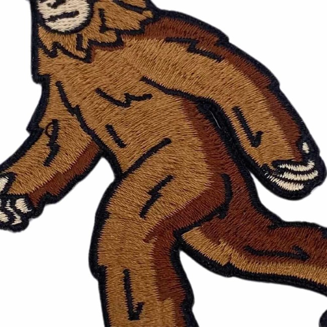Gros plan sur le patch Bigfoot avec détails brodés visibles