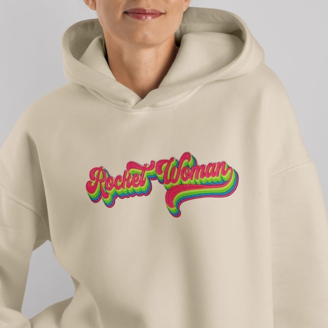 Idée de customisation du patch Rocket woman sur un tee-shirt femme Ecusson thermocollant rétro seventies