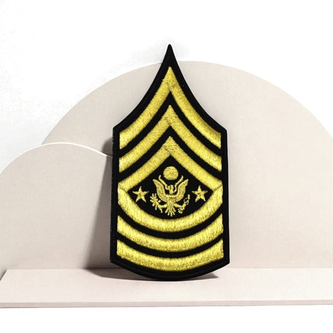 patch noir et doré brodé avec fil métallique certifié Oeko-Tex