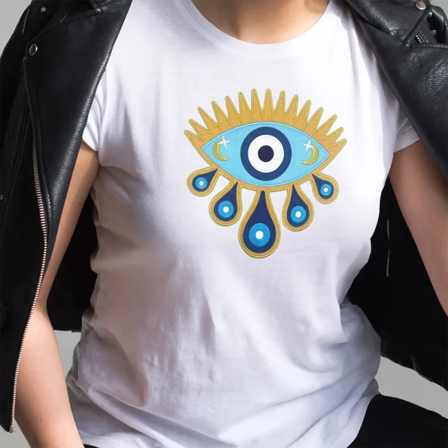 Idée de customisation sur un teeshirt blanc avec veste en cuiir pour un look biker Très grand oeil mystique brod qui customise un look iker