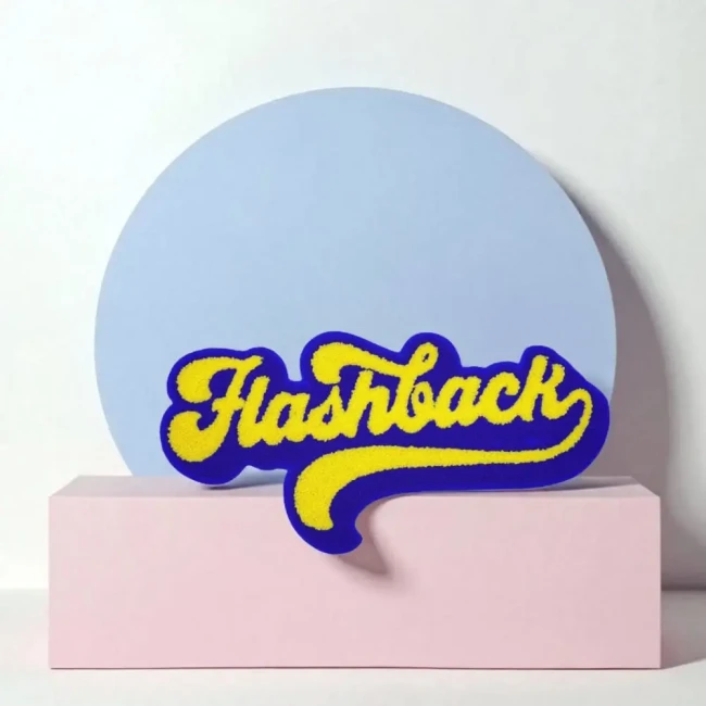 Détail de l'écusson rétro FLASHBACK sur un hoodie