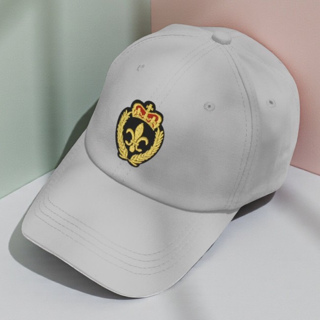 Patch fleur de lys appliqué sur une casquette claire