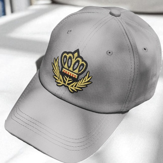 Patch couronne dorée sur une casquette