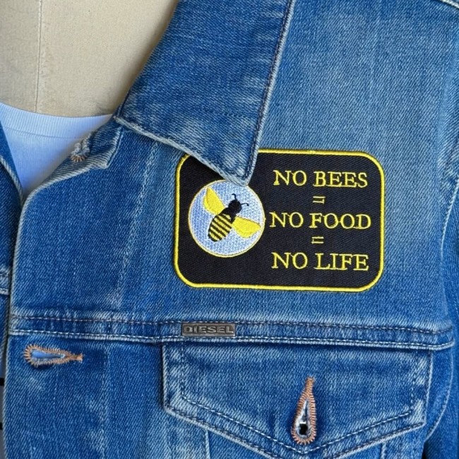 Zoom sur les détails de broderie du patch No bees no food no life - Pas d'abeilles, pas de nourriture, pas de vie