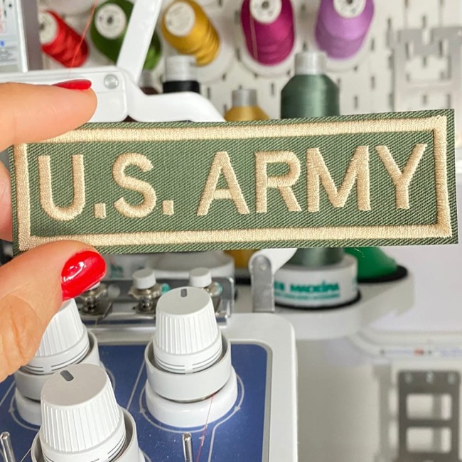 Zoom sur patch brodé US ARMY kaki/noir prêt à être thermocollé. Ecusson thermocollant US ARMY