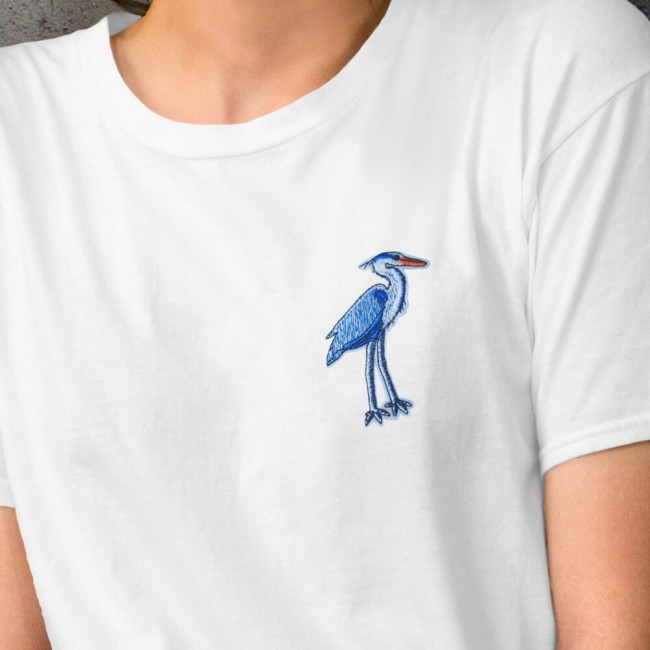 Écusson héron bleu brodé appliqué sur un t-shirt