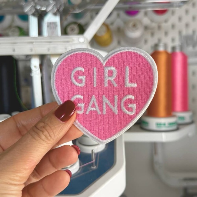 Motif thermocollant girl gang photographié dans mon atelier